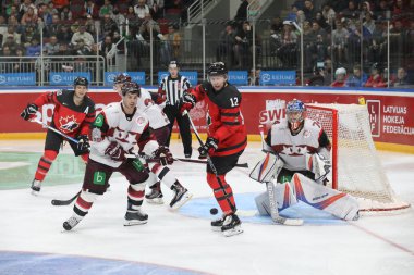 Letonya, Riga 2018.05.01-Arena Riga. Kanada rakip takım Letonya ön turnuva oyun, pre-IIHF Dünya Şampiyonası eylem takım.
