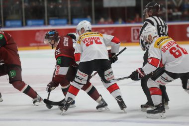 Letonya, Riga 2018.04.27-Arena Riga. İsviçre rakip takım Letonya ön turnuva oyun, pre-IIHF Dünya Şampiyonası eylem takım.