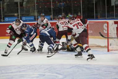 Letonya, Riga 2018.04.11-Arena Riga. Finlandiya vs takım Letonya ön turnuva oyun, pre-IIHF Dünya Şampiyonası eylem takım.