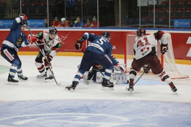 Letonya, Riga 2018.04.11-Arena Riga. Finlandiya vs takım Letonya ön turnuva oyun, pre-IIHF Dünya Şampiyonası eylem takım.
