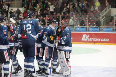 Letonya, Riga 2018.04.11-Arena Riga. Finlandiya vs takım Letonya ön turnuva oyun, pre-IIHF Dünya Şampiyonası eylem takım.