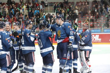 Letonya, Riga 2018.04.11-Arena Riga. Finlandiya vs takım Letonya ön turnuva oyun, pre-IIHF Dünya Şampiyonası eylem takım.