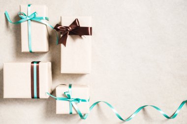 Dört hediye kutuları ile tatil arka plan 