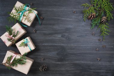 Tatil arka plan beş hediye kutuları ile 