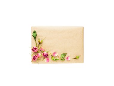 Hediye kutusu kuru güller ile dekore edilmiştir.