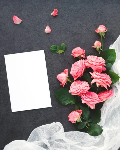 Maquette avec bouquet de roses et carte — Photo