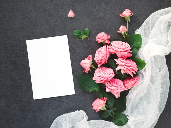 Maquette avec bouquet de roses et carte — Photo