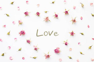 Çerçeve kalp tomurcukları ve kurutulmuş gül yaprakları ile yapılan. 