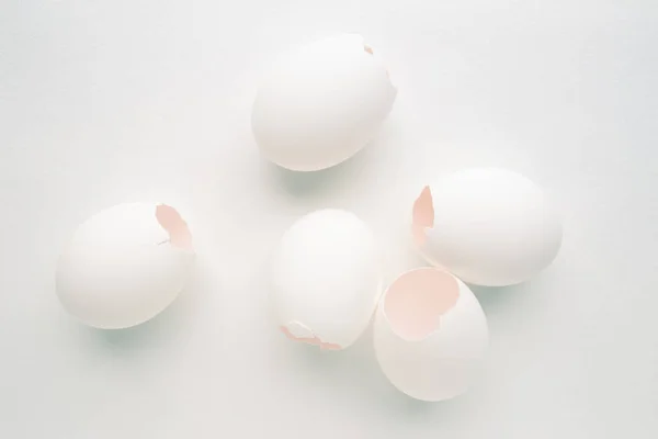 Fundo pastel criativo com cascas de ovos brancos no backgro branco — Fotografia de Stock