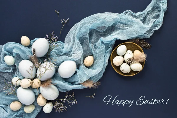 Húsvéti üdvözlőlap, a tojás és a díszítések a kék háttere — Stock Fotó