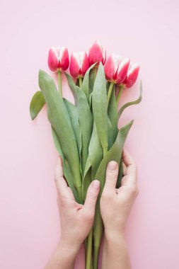 Lale tutan kadının el