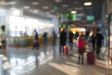 Havaalanında bulanık insanlar.