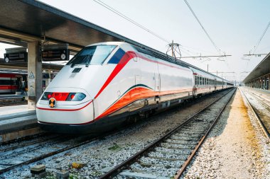 Yüksek hızlı tren tren istasyonunda.