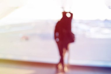 Pencerenin yanında bulanık adam.