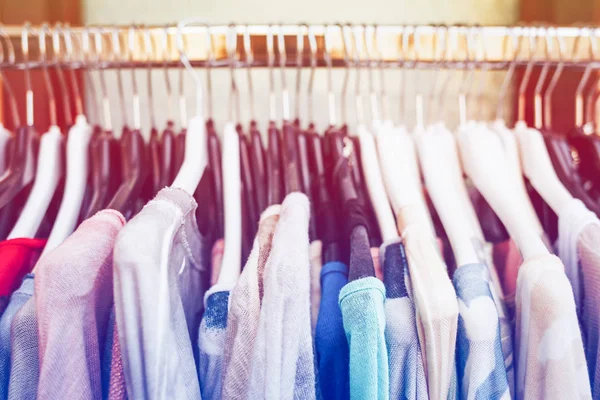 Frauenkleidung auf Kleiderbügeln. — Stockfoto