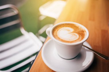 Aromatik cappuccino bir fincan.
