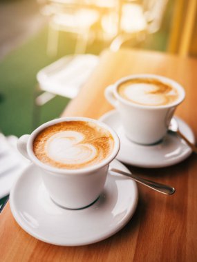 İki fincan cappuccino latte sanat ile.