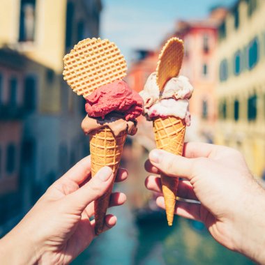 Dondurma waffle koni içinde holding eller.