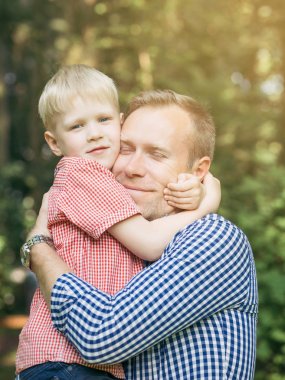 Baba oğul kucaklaşması..