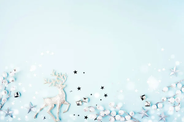 有蓝色背景驯鹿的圣诞作文. — 图库照片