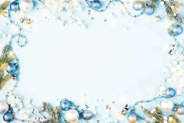 Mavi arkaplanda Noel kompozisyonu.