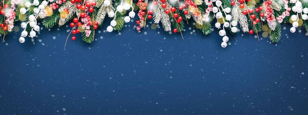 Vánoční nápis s větvemi jedlí. — Stock fotografie