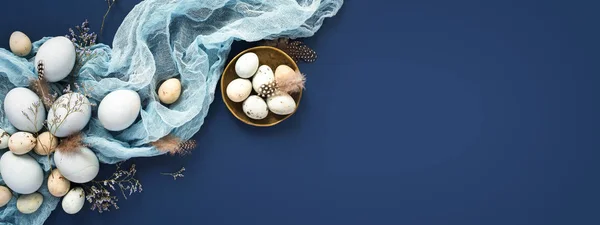 Fondo de Pascua con huevos pintados y servilleta sobre fondo azul oscuro . — Foto de Stock