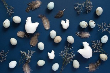 Paskalya düzlüklerinde yumurtalar, tavukların seramik heykelcikleri ve tüyleri vardı..