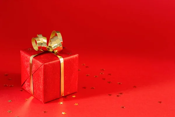 Caja de regalo roja sobre fondo rojo . —  Fotos de Stock