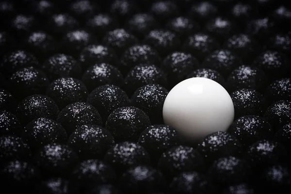 Conceito diferente com bolas em preto e branco . — Fotografia de Stock