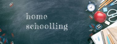 Tebeşir tahtasında okul kırtasiye.