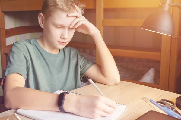 Joven escribiendo en cuaderno. — Foto de Stock