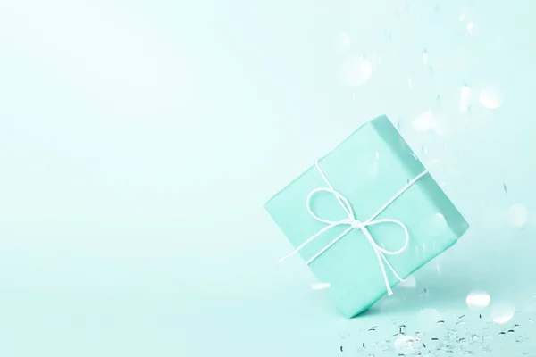 Coffret cadeau turquoise avec étincelles . — Photo