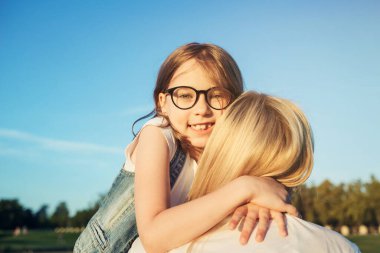 Anne ve küçük kızı..