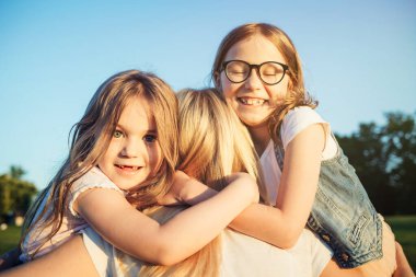 Anne ve küçük kızları..