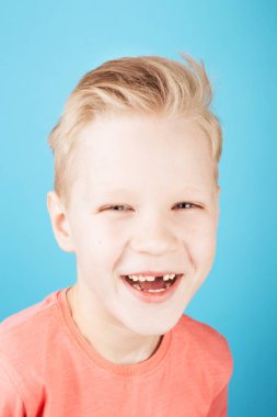 Güzel saç stili olan sevimli, gülen bir çocuğun portresi..