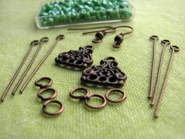 Boncuk ve küpe, el yapımı takı yapmak için parçalar