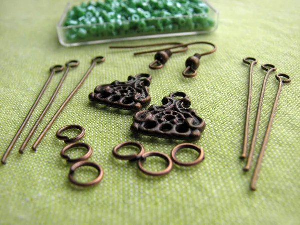 Boncuk ve küpe, el yapımı takı yapmak için parçalar