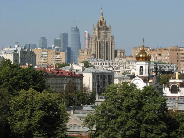 Москва: смесь эпох и стилей, вид на город — стоковое фото