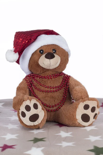 Teddybeer met rode kerstmuts en ketting, geïsoleerd — Stockfoto