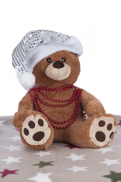 Teddybeer met zilveren kerst hoed, geïsoleerd — Stockfoto