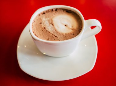 kahve fincanı kırmızı masa üzerinde.