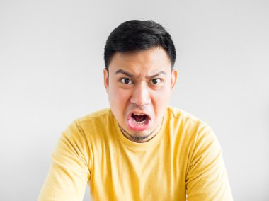 Kızgın Asyalı adam..