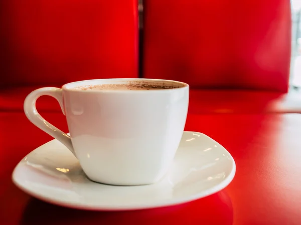 Filiżanka kawy tabeli czerwony. — Zdjęcie stockowe