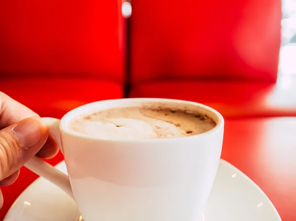 Cangkir kopi di meja merah . — Stok Foto