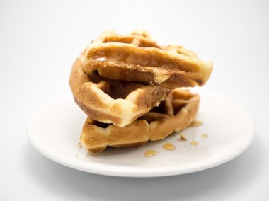 Beyaz zemin üzerine ev yapımı gözleme.