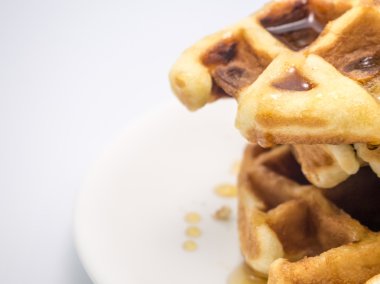 Beyaz zemin üzerine ev yapımı gözleme.