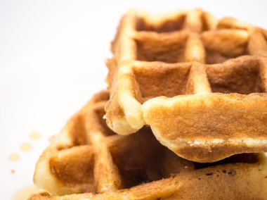 Beyaz zemin üzerine ev yapımı gözleme.