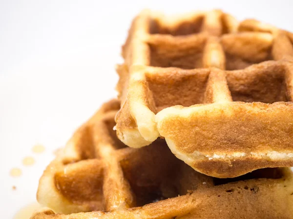 Beyaz zemin üzerine ev yapımı gözleme.