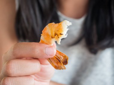 Kadın bir karides kabuğu.